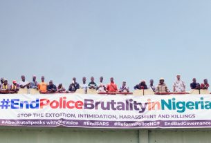 Photo by Damilare Adeyemi : https://www.pexels.com/photo/people-protesting-police-brutality-in-nigeria-5675765/